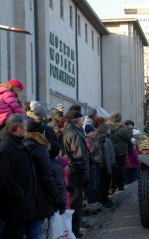 Uroczyste podniesienie flagi przed Kancelarią Premiera